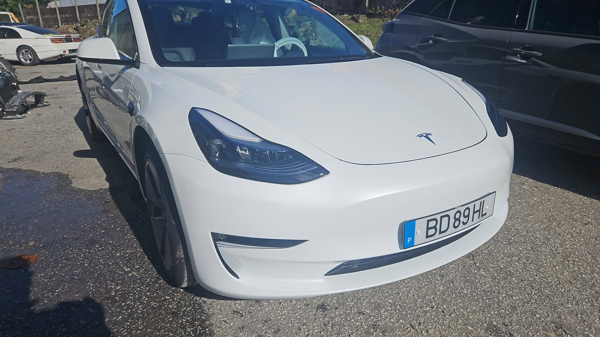 Tesla Model 3 branco com pintura recuperada na Victor Ferreira Garage, Viseu