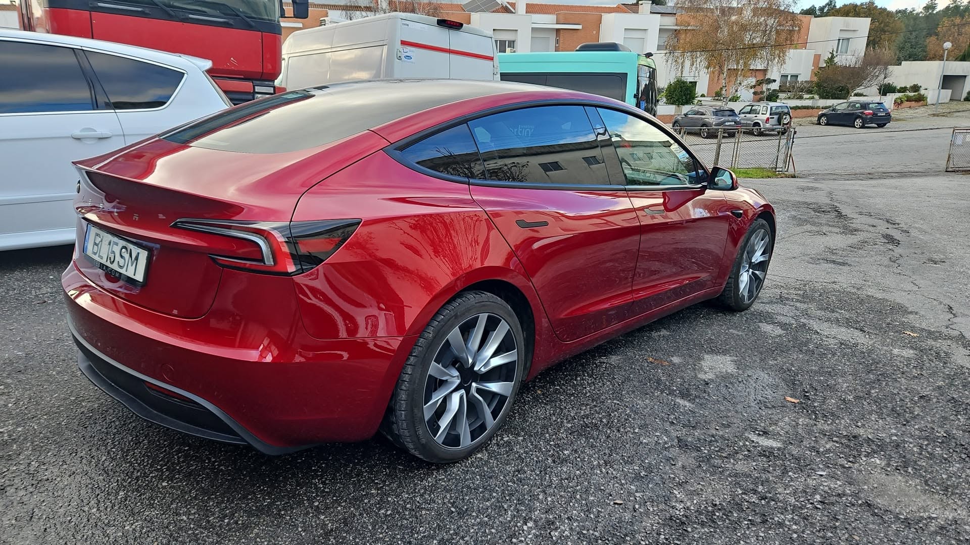 Tesla Model 3 vermelho após pintura e polimento em Mundão, Viseu
